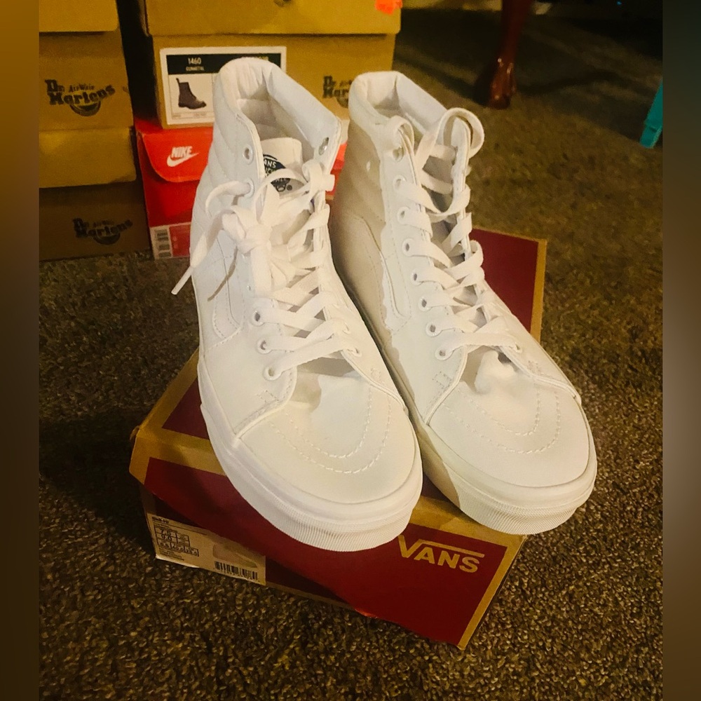 VANS Hi High Top White Canvas Sneakers
Womens size 9/ Men 7.5 NEW - Picture 2 of 8